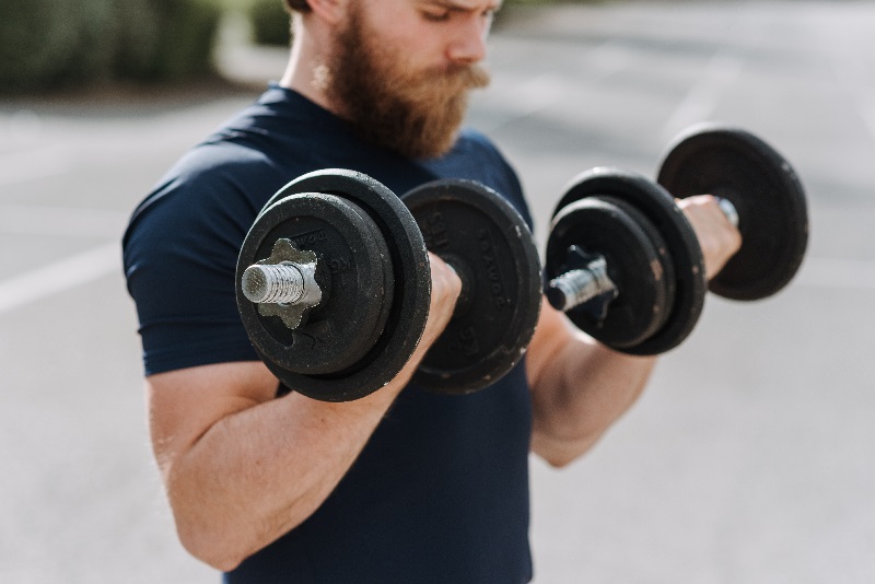 man_lifting_weights