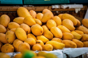 Τέσσερα φρούτα που δεν πρέπει να πετάτε τη φλούδα τους