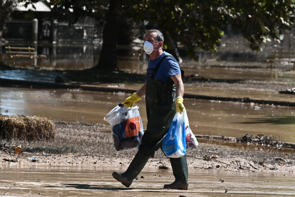 Τι είναι η λεπτοσπείρωση που απειλεί τους πλημμυροπαθείς στη Θεσσαλία