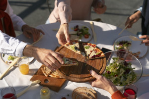 Οι 5 κακές συνήθειες που σαμποτάρουν την απώλεια βάρους μετά τα 50, σύμφωνα με τους ειδικούς