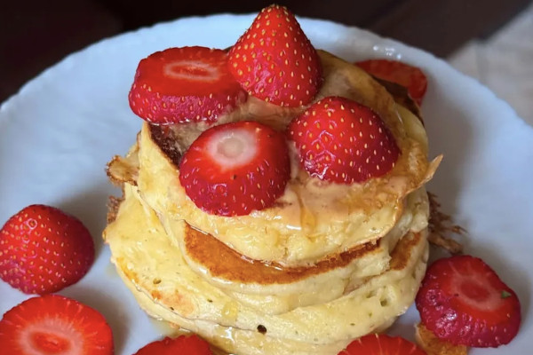 Συνταγή για pancakes με τυρί cottage - Το μυστικό για να βγουν αφράτες και να μην καούν