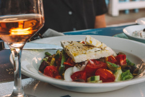 Μεσογειακή διατροφή: Έχει το ίδιο όφελος για την υγεία σου όσα 4.000 βήματα την ημέρα!