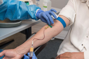 ΕΚΠΑ: Τι δείχνουν τα διεθνή δεδομένα για τη θεραπευτική πλασμαφαίρεση - Γιατί δεν είναι «θεραπεία ευεξίας»