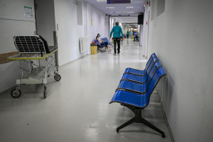 Ιδιώτες γιατροί στο ΕΣΥ: Οι προϋποθέσεις, οι αμοιβές και οι κίνδυνοι της Υπουργικής Απόφασης