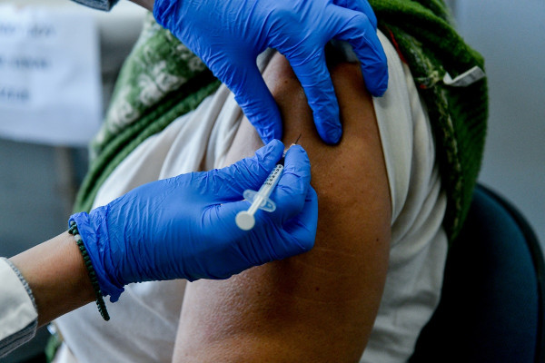 Κορωνοϊός: Ο εμβολιασμός πριν τη μόλυνση μειώνει τον κίνδυνο ανάπτυξης Long COVID