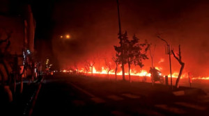 ΠΟΥ: Εκπέμπει συναγερμό για τους κινδύνους στην υγεία από τη «μαύρη βροχή» στο Ιράν