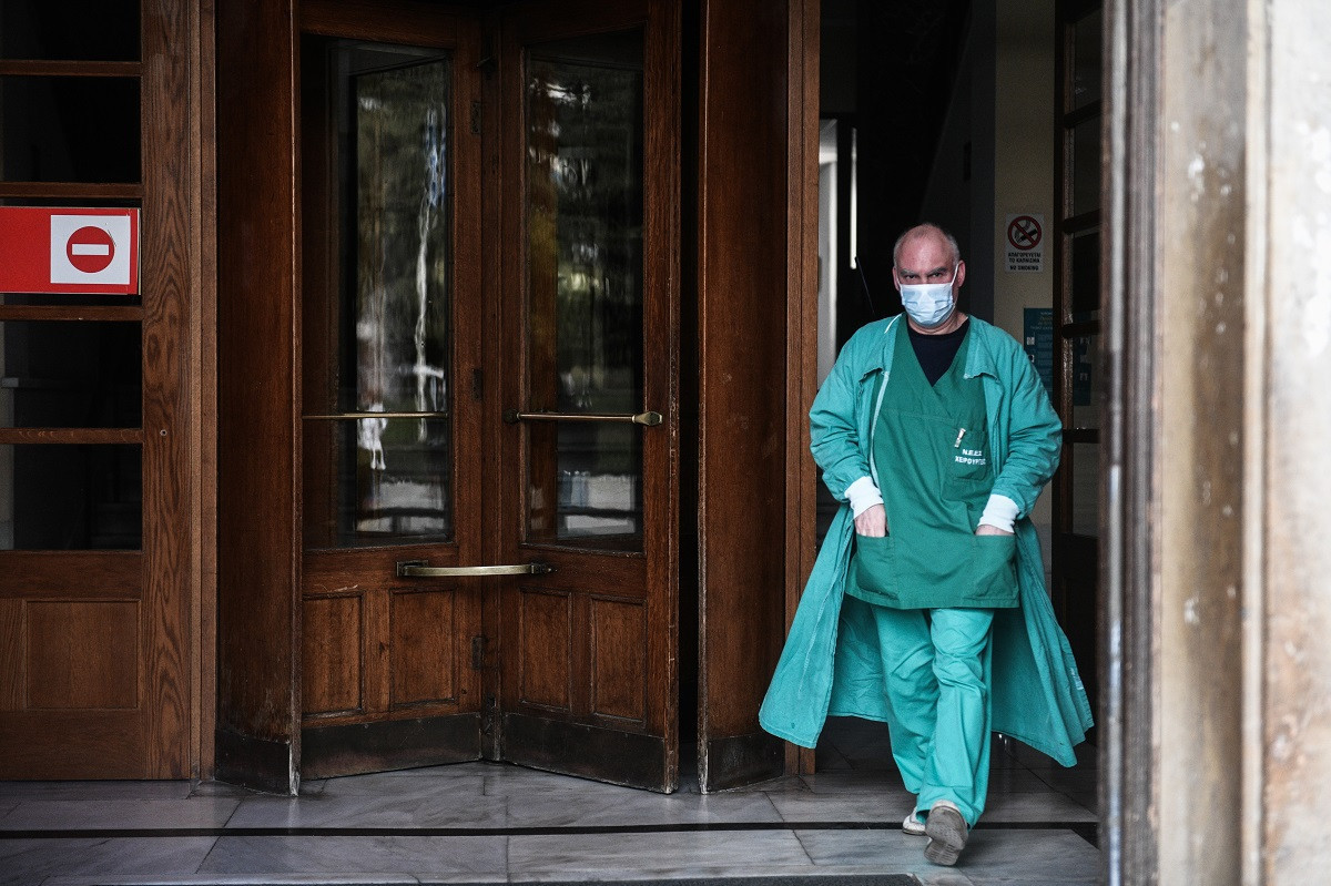 «Ανθρωποδιώκτης» το ΕΣΥ: Πώς η Ελλάδα σαμποτάρει την επιστροφή των γιατρών της