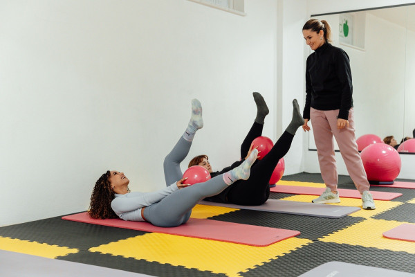 Δυσκολεύεστε να καθίσετε οκλαδόν; Δασκάλα Pilates προτείνει 4 ασκήσεις των ισχίων σας