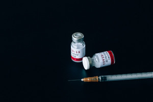 Κορωνοϊός: Πότε είναι απαραίτητη μία ενισχυτική δόση με το δισθενές εμβόλιο;