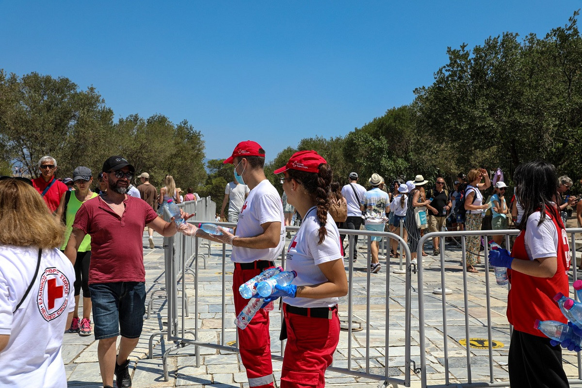 Ελληνικός Ερυθρός Σταυρός: Οδηγός επιβίωσης από τις υψηλές θερμοκρασίες