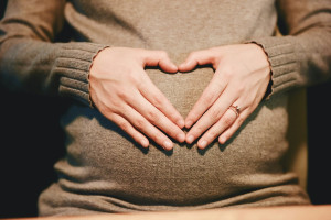 Η έκθεση στην ατμοσφαιρική ρύπανση επιβραδύνει την εγκεφαλική ανάπτυξη των εμβρύων