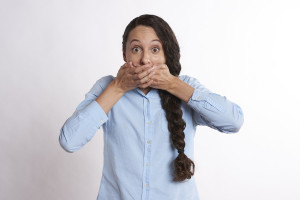 Mouth taping: Γιατρός εξηγεί πόσο επικίνδυνο είναι το νέο trend στα social media