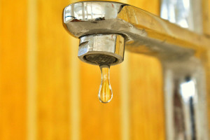 ΗΠΑ: Η Ουάσινγκτον θέσπισε ανώτατο όριο στην παρουσία των «παντοτινών χημικών» στο πόσιμο νερό βρύσης