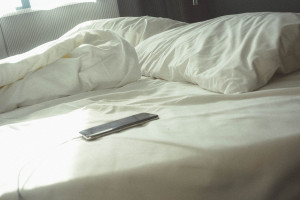 Κινητό τηλέφωνο και ύπνος: Η ελάχιστη απόσταση για να αποφύγουμε τις διαταραχές