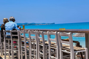 Πολύ νερό, χλιαρά ντους και χρήση ανεμιστήρα: Τα 3 must του καύσωνα