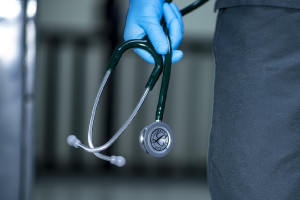 Απίστευτο περιστατικό: Άγριος ξυλοδαρμός γιατρού από συγγενείς ασθενή σε πάρκινγκ νοσοκομείου της Αθήνας