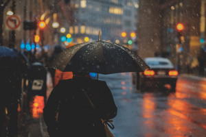 Συμβουλές για να προστατεύσεις την υγεία σου όταν βρέχει