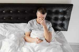 Γιατί σάς πονάει ο λαιμός σας όταν ξυπνάτε - Πότε μπορεί να είναι σημάδι σοβαρής νόσου