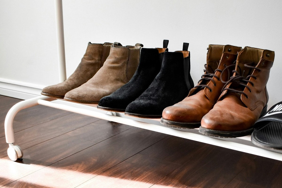 Φοράτε παπούτσια μέσα στο σπίτι; Δείτε πώς αυτό θα επηρεάσει την υγεία σας