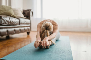 Pilates: 3 ασκήσεις για καλύτερη ισορροπία και αποφυγή τραυματισμών μετά τα 60
