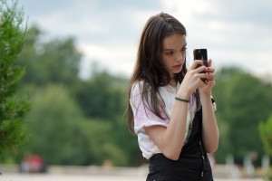 1.000 λέξεις χάνουν τα παιδιά όταν ασχολούνται με το κινητό για 172 λεπτά