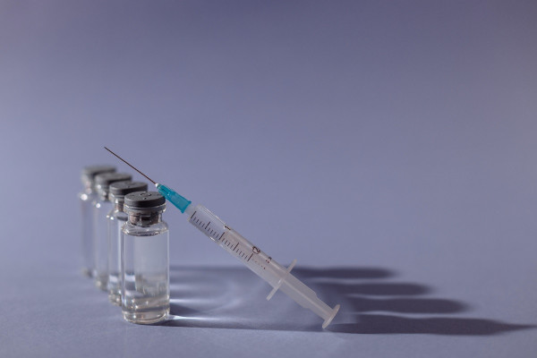 Κορωνοϊός: Παρελθούσα νόσηση προστατεύει εξίσου καλά με το εμβόλιο