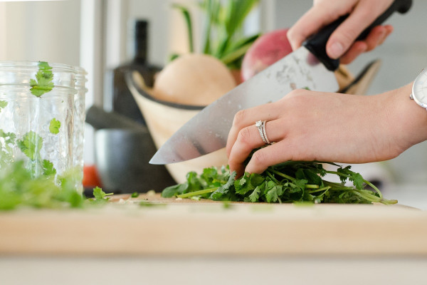 Ειδικός προειδοποιεί: «5 πράγματα που δεν κάνω ποτέ στην κουζίνα» – Οι συνήθειες που κρύβουν κινδύνους