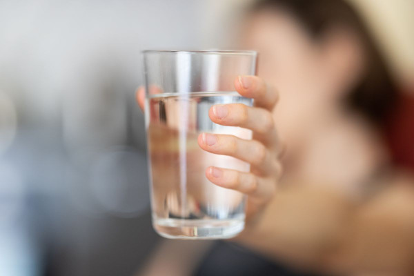 Γυναίκα στις ΗΠΑ πέθανε από υπερβολική κατανάλωση νερού - Τι είναι η υδρική δηλητηρίαση