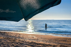 Οι ακατάλληλες παραλίες της Αττικής για το καλοκαίρι 2025 – Η λίστα του υπουργείου Υγείας