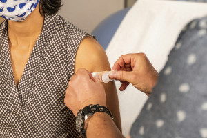 Γιατί κάποιοι άνθρωποι εμφανίζουν παρενέργειες μετά τα εμβόλια