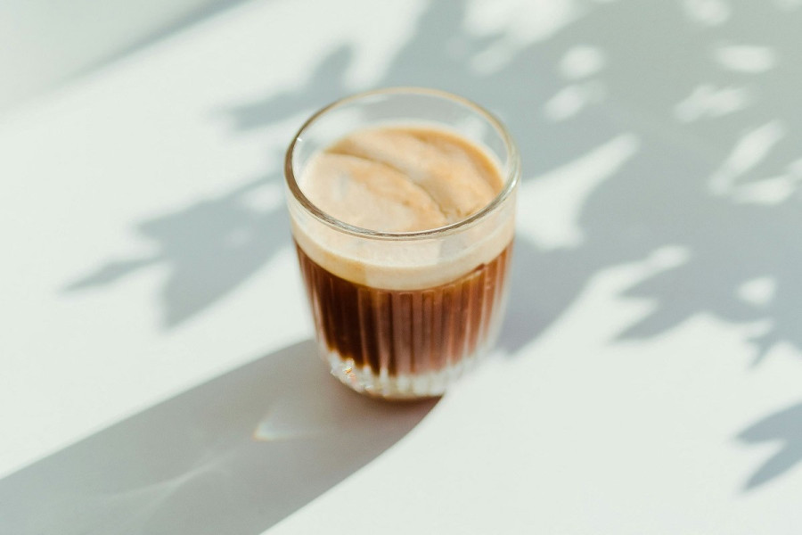 Πόσοι καφέδες την ημέρα επιβραδύνουν τη γήρανση, σύμφωνα με νέα μελέτη