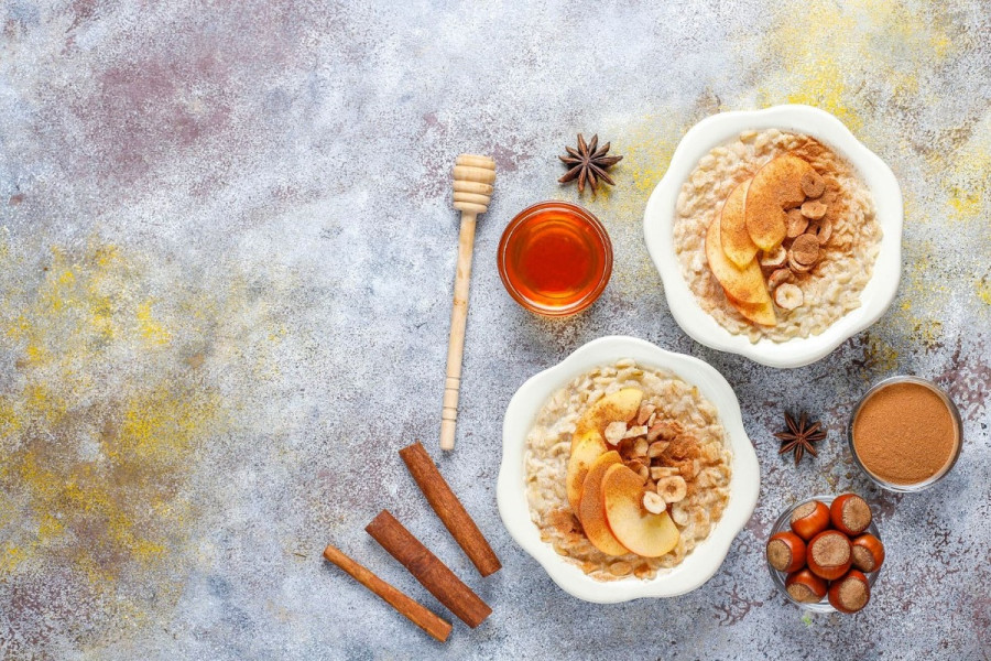 Υγιεινό porridge με βρώμη και μέλι: Θρεπτικό και νόστιμο πρωινό