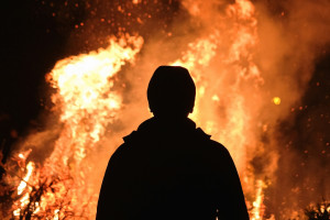 Μέσα στο μυαλό ενός εμπρηστή – Τα κίνητρα και το ψυχολογικό προφίλ πίσω από τις φωτιές