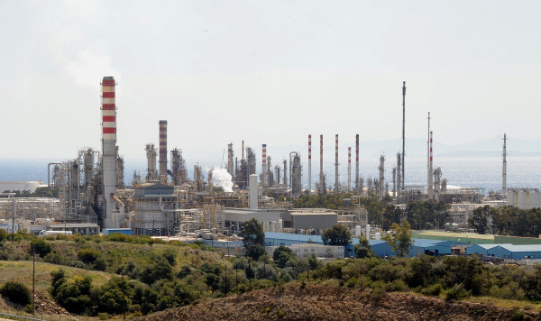 Ατύχημα στις εγκαταστάσεις της Motor Oil στους Αγίους Θεοδώρους – Δύο σοβαρά τραυματίες