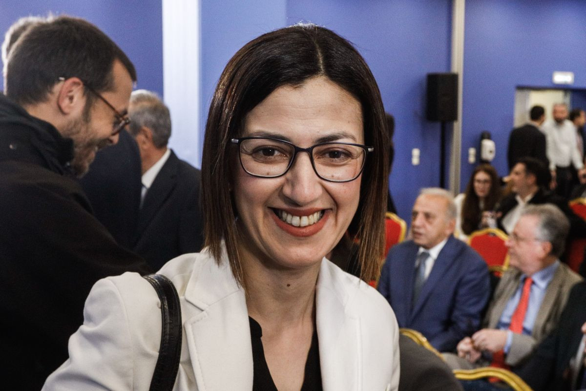 Η Αγαπηδάκη «κλείνει» το μάτι στον Πνευματικό και επιτίθεται στην Αθηνά Λινού