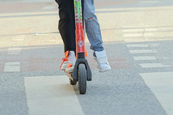 Ηλεκτρικά πατίνια: Στο νοσοκομείο 400 παιδιά μέσα σε ένα χρόνο - «Καμπανάκι» από ΠΟΕΔΗΝ