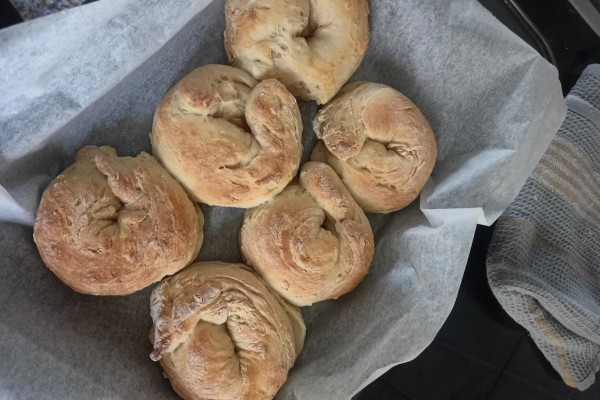 Συνταγή για πρωτεϊνικό ψωμί γιαουρτιού χωρίς εξοπλισμό – Με 3 μόνο υλικά