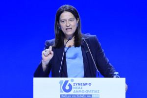 Στα βαρέα και ανθυγιεινά οι νοσηλευτές και οι διασώστες του ΕΚΑΒ – Τι προανήγγειλε η Νίκη Κεραμέως
