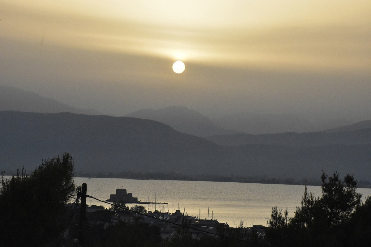 Σε κλοιό αφρικανικής σκόνης η χώρα μας: Τι να προσέχουμε - Δείτε τις οδηγίες