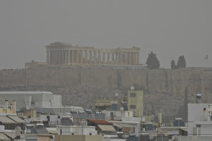 Σε «κλοιό» αφρικανικής σκόνης η χώρα μας – Τι πρέπει να προσέξετε