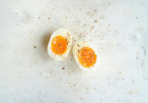 Αυτός είναι ο ευκολότερος τρόπος για να ξεφλουδίσετε τα βραστά αυγά