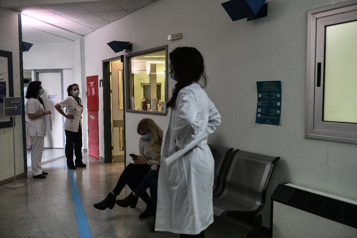 «Ήταν αιμόφυρτη, τρυπημένη σε όλο το πρόσωπο με πιρούνι» - Τι λέει ο πρόεδρος της ΠΟΕΔΗΝ για την κακοποίηση εγκύου
