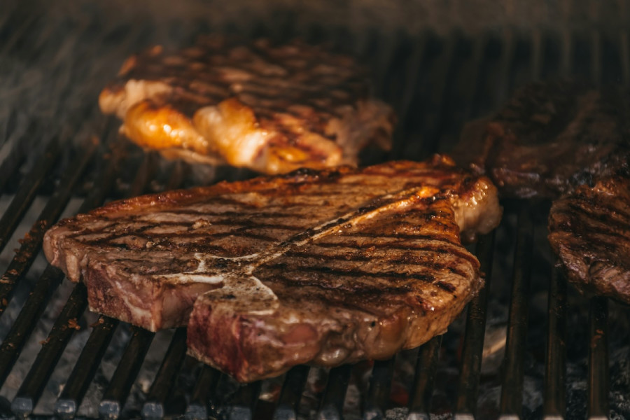 Carnivore δίαιτα: Τι θα συμβεί στο σώμα σας αν ακολουθήσετε τη διατφοφή των «σαρκοφάγων»