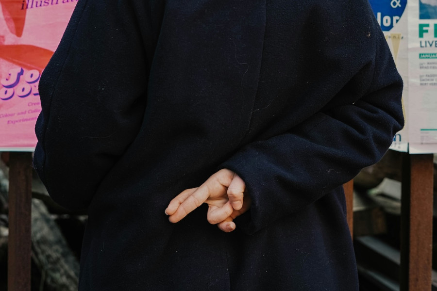 Πώς θα καταλάβετε πότε σας λένε ψέματα, σύμφωνα με την ψυχολογία