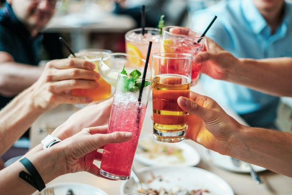 Αλκοόλ: Ένα ή δύο ποτά την ημέρα δεν βοηθούν στην παράταση της ζωής