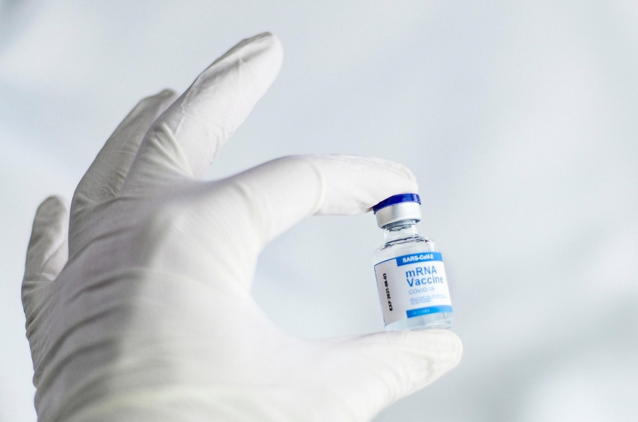 Γρίπη: Θετικός ο FDA στο mRNA εμβόλιο της Moderna για άτομα άνω των 50 ετών