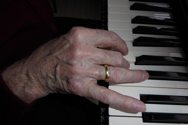 Άνοια: Η μουσική μειώνει τον κίνδυνο κατά 40% μετά τα 70