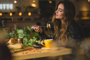 Tι πρέπει να τρώτε για να είστε πιο ευτυχισμένοι, σύμφωνα με τους διατροφολόγους