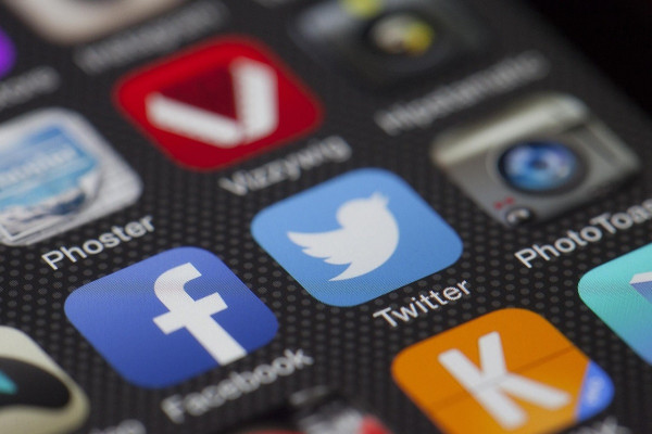 Social media: Τι αλλάζει από το 2027 για τους κάτω των 15 – Δέκα βασικές ερωτήσεις και απαντήσεις