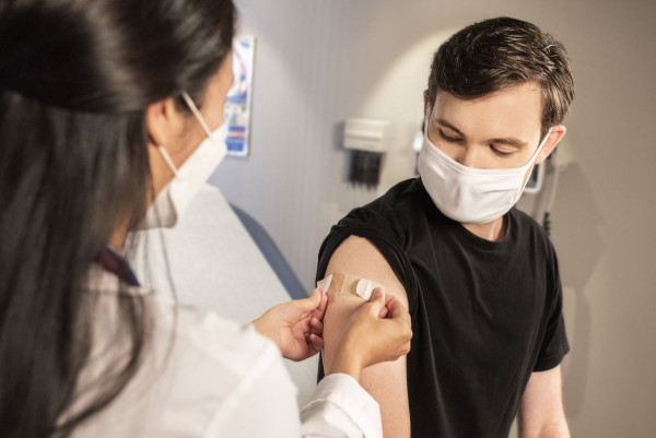 Εμβόλιο κορωνοϊού: Είναι σημαντικό να προσέξετε σε ποιο χέρι θα το κάνετε